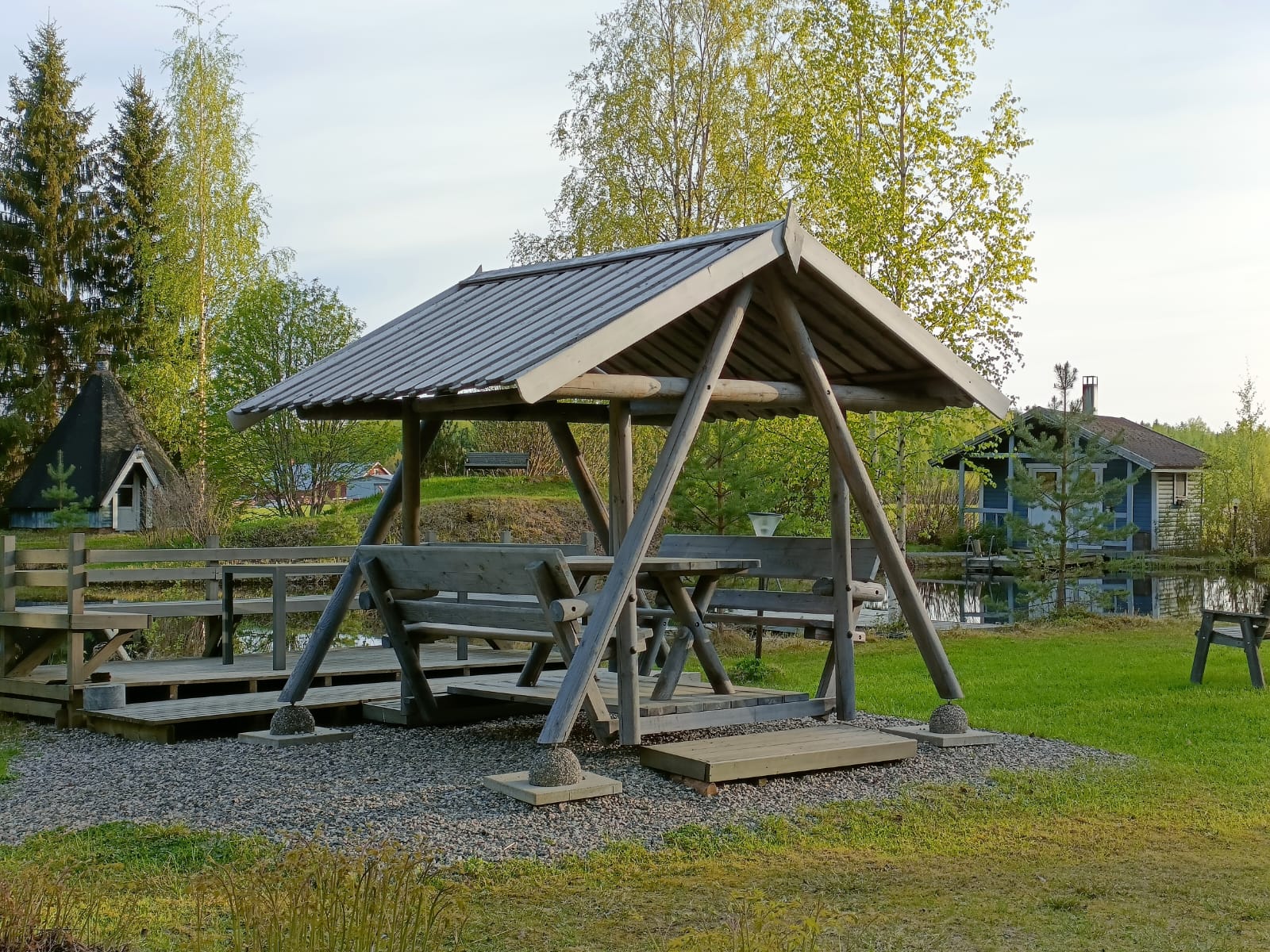 Pihakeinu lammen rannalla