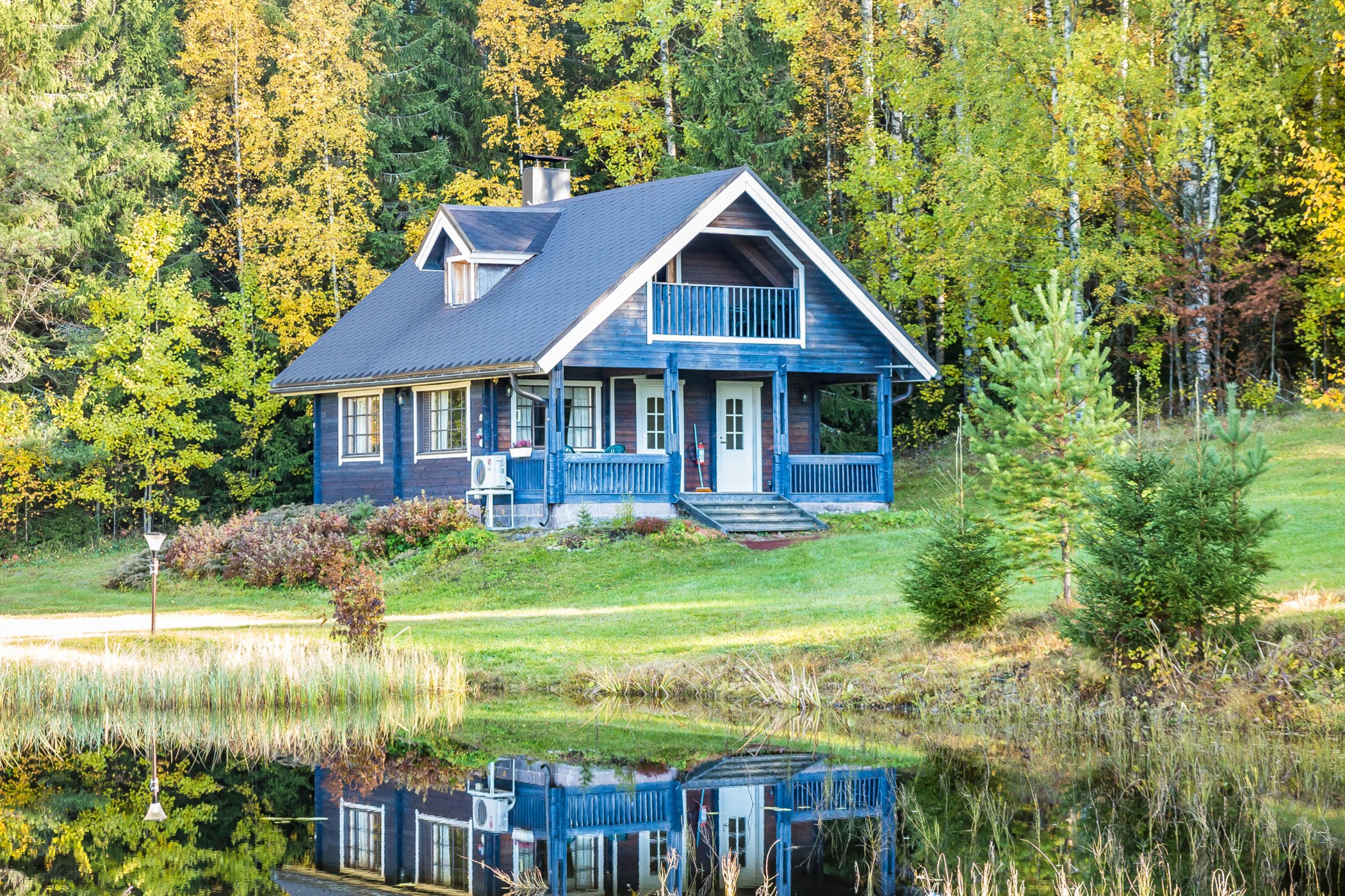 Iltaruskon mökki metsän reunassa