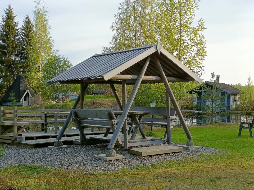 Pihakeinu lammen rannalla